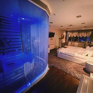 Otel Rosa Blu, Tiran